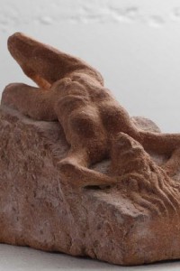 Myriam étendue, grès roux, hauteur 20 cm, 2011