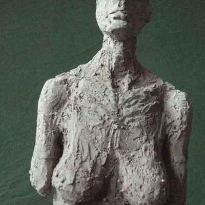Femme assise, grès chamottée
hauteur 27 cm, 2009