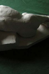 Homme couché, grès clair, largeur 33 cm, 2007